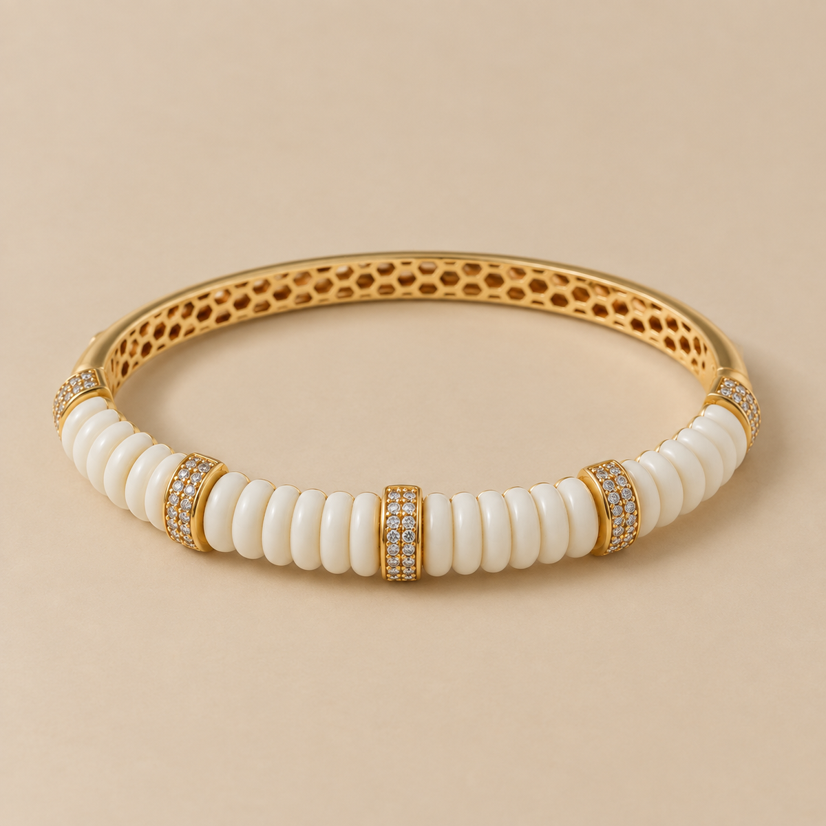 Brazalete Azure blanco puesto - Alma de Plata