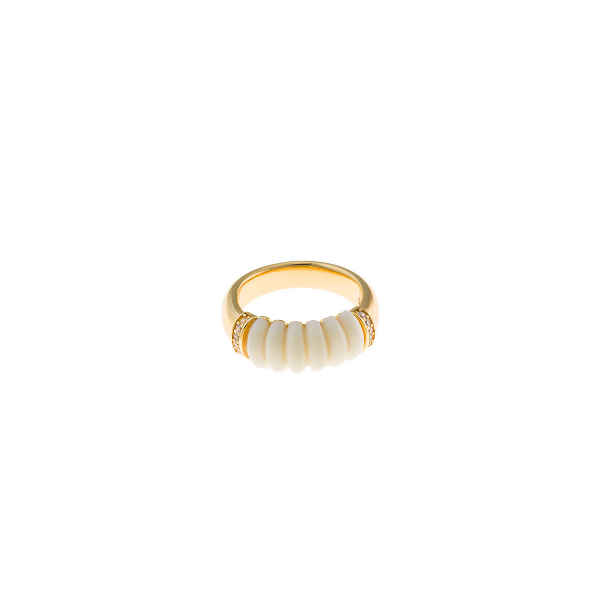 Anillo Azure de latón con baño de oro, resina y circonitas - Alma de Plata