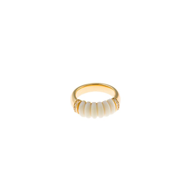 Anillo Azure de latón con baño de oro, resina y circonitas - Alma de Plata